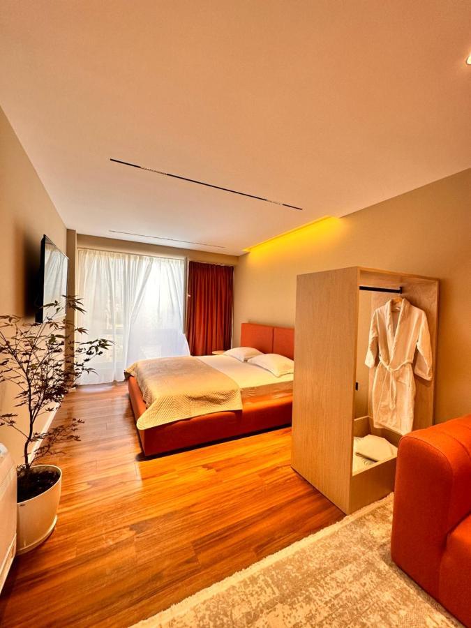 Aia & Tirana